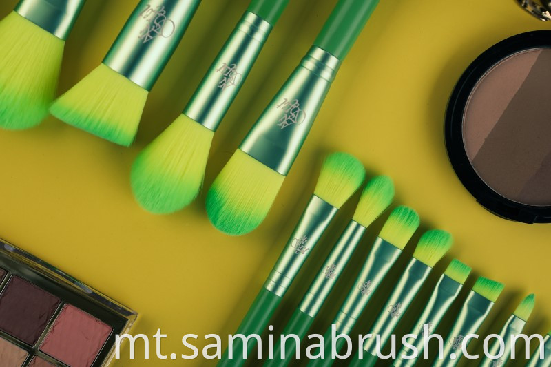 Makeup Brush 1340 Details